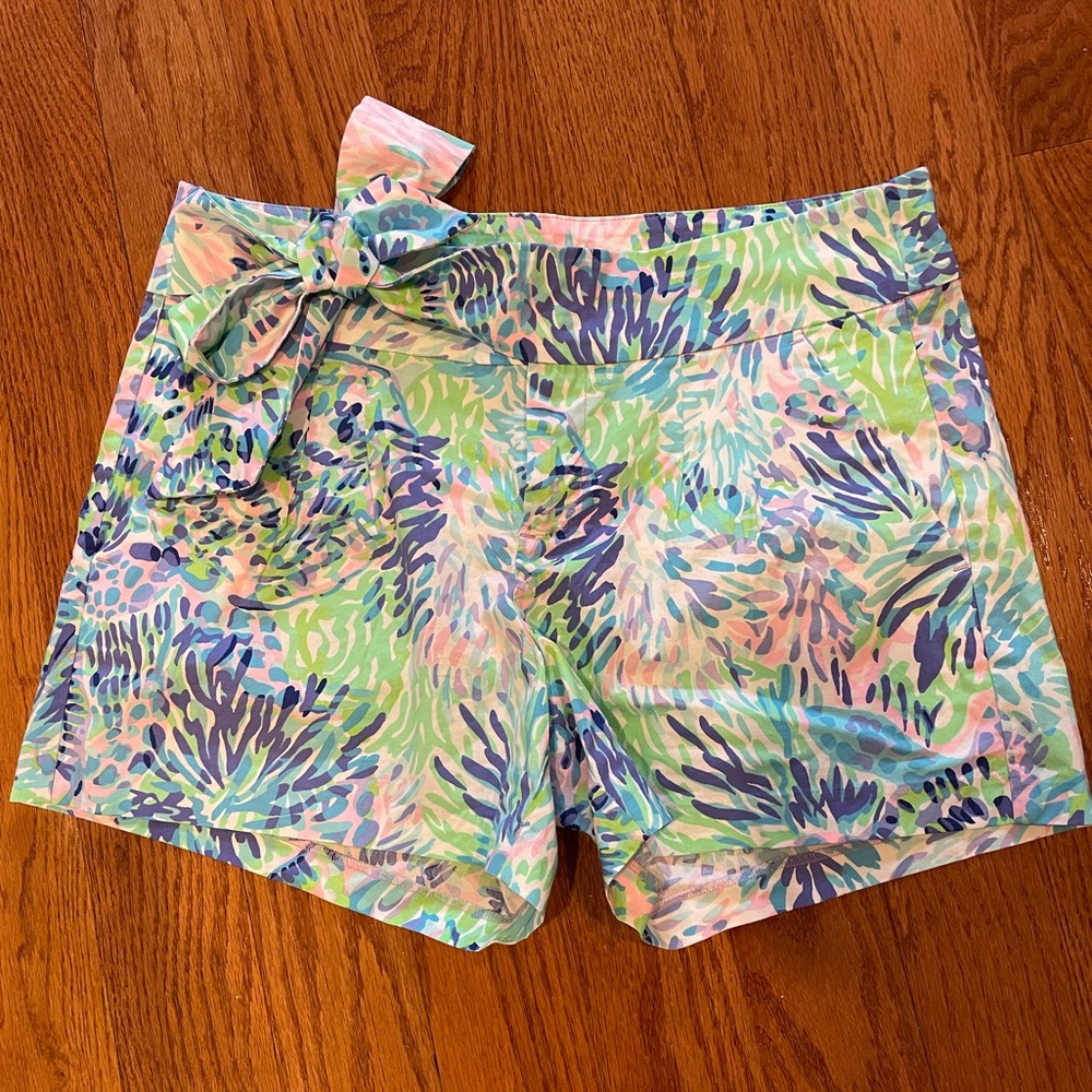 Lilly Pulitzer Kayden Stretch Shorts, Size 10, “Shell of a Party”